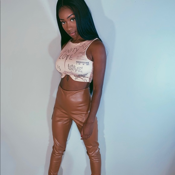 Love Graphic cropped top - Picture 7 of 13